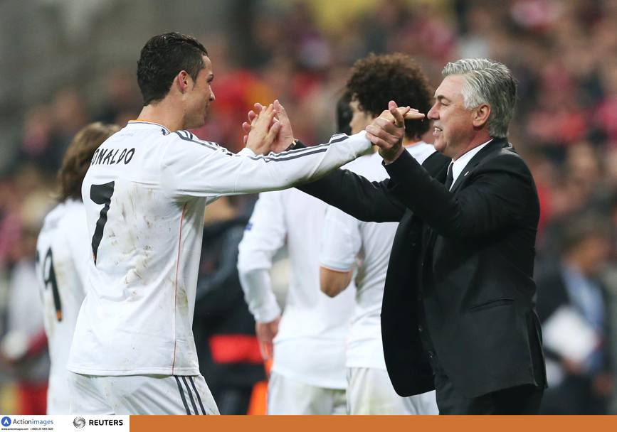 Bayern-Real 0-4, Ancelotti in finale: qui il tecnico abbraccia Ronaldo, autore di una doppietta. Action Images